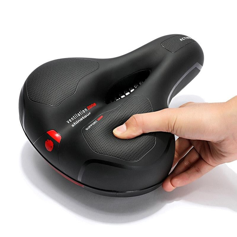 ErgoSeat – Comfortabel gevoerd fietszadel met ventilatiezone en reflecterende veiligheidsstrip